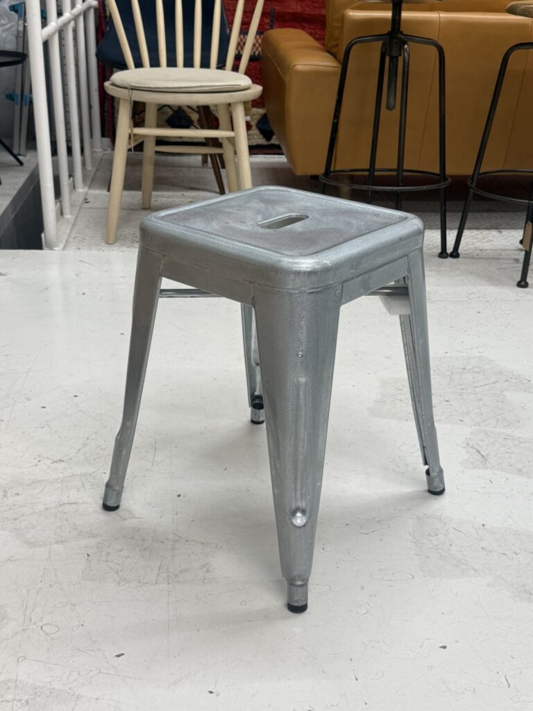 TOLIX(トリックス)H45 Stool 全体写真。スチール製の一体成形スツール全体を捉えた画像で、無駄のない直線と曲線が融合したインダストリアルデザインと、堅牢な金属フレーム構造が特長。