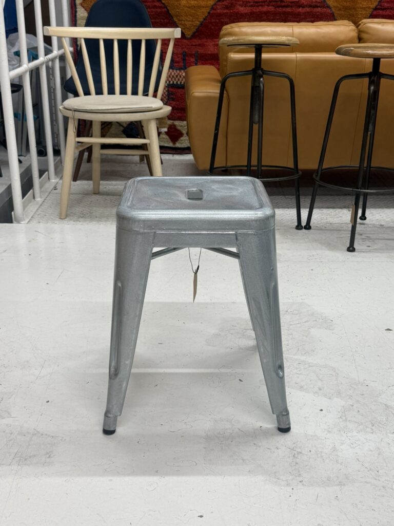 TOLIX(トリックス)H45 Stool 全体写真。スチール製の一体成形スツール全体を捉えた画像で、無駄のない直線と曲線が融合したインダストリアルデザインと、堅牢な金属フレーム構造が特長。