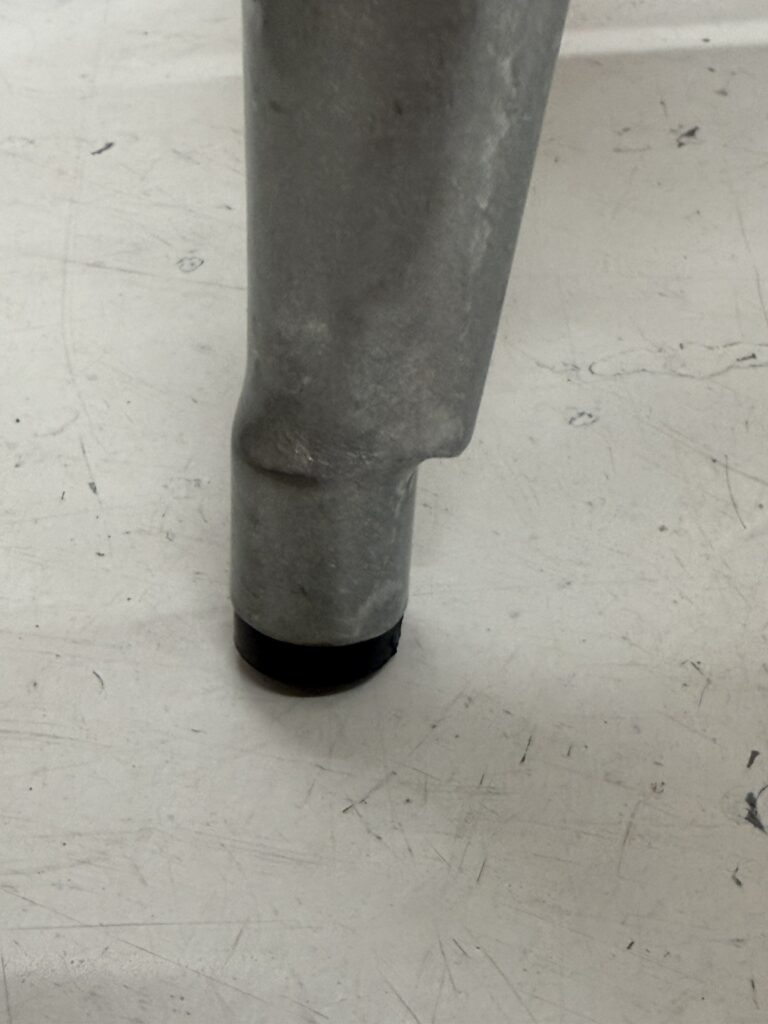 TOLIX(トリックス)H45 Stool 脚部画像。メタル脚の最下部を下方から捉えた写真で、床を保護するためのしっかりとした黒いラバーキャップが取り付けられた実用的な構造が特長。