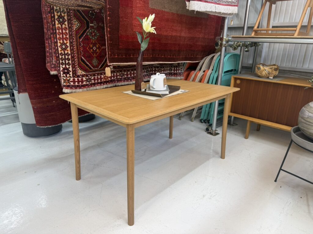 maruni(マルニ木工) Lightwood Dining Table 130 ダイニングテーブル|メープルやオークの木質感と細く絞られた脚部が光を軽やかに透過し、空間に抜け感とミニマルな印象を与える設計