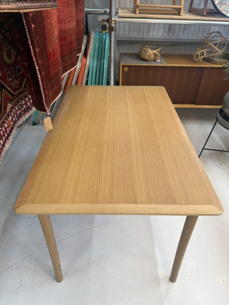maruni(マルニ木工) Lightwood Dining Table 130 ダイニングテーブル|オーク天板と細身脚が軽やかに空間へ抜け感を与えるミニマル設計