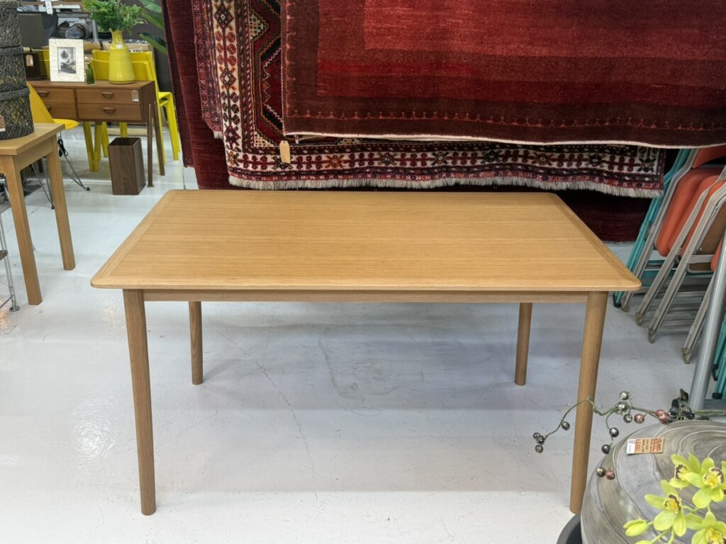 maruni(マルニ木工) Lightwood Dining Table 130 ダイニングテーブル|オーク天板と細身脚が軽やかに空間へ抜け感を与えるミニマル設計
