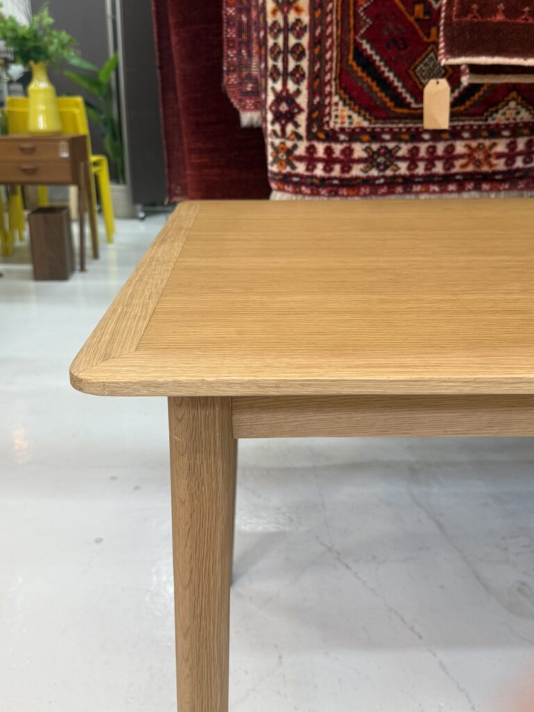 maruni(マルニ木工) Lightwood Dining Table 130 ダイニングテーブル|角の丸み加工と額縁仕上げが天板の輪郭を柔らかく整え、光を穏やかに受け止める上質な木質感を際立たせる設計
