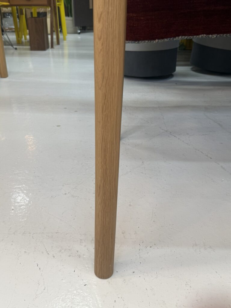 maruni(マルニ木工) Lightwood Dining Table 130 ダイニングテーブル|細く絞られたテーパード脚が軽やかな浮遊感を生み、床面へ向かって自然に消えるような繊細な構造美を持つ設計