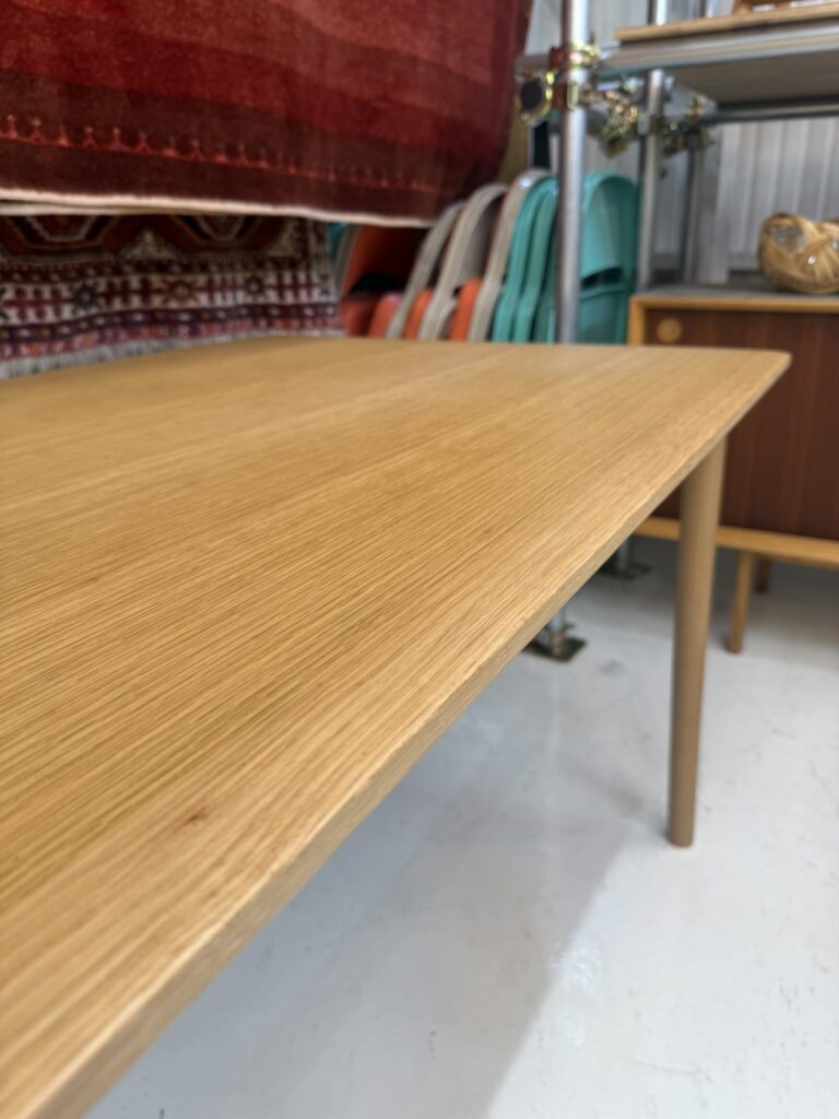 maruni(マルニ木工) Lightwood Dining Table 130 ダイニングテーブル|オーク材の繊細な木目とマットな仕上げが光を柔らかく拡散し、素材本来の質感と経年変化の美しさを引き出す設計