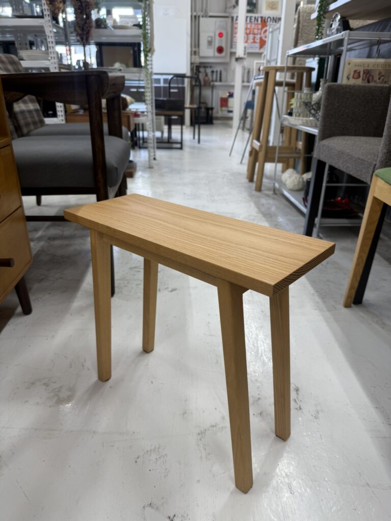 Takumi Kohgei（匠工芸）PLAINスツール　スツール。無垢材の座面と美しい木目、シンプルな構造と滑らかな曲線が特徴の上質なスツール