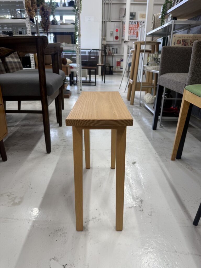 Takumi Kohgei（匠工芸）PLAINスツール　スツール。無垢材の座面と滑らかな木目、ミニマルなフォルムと堅牢なボックス構造が特徴の省スペース設計スツール