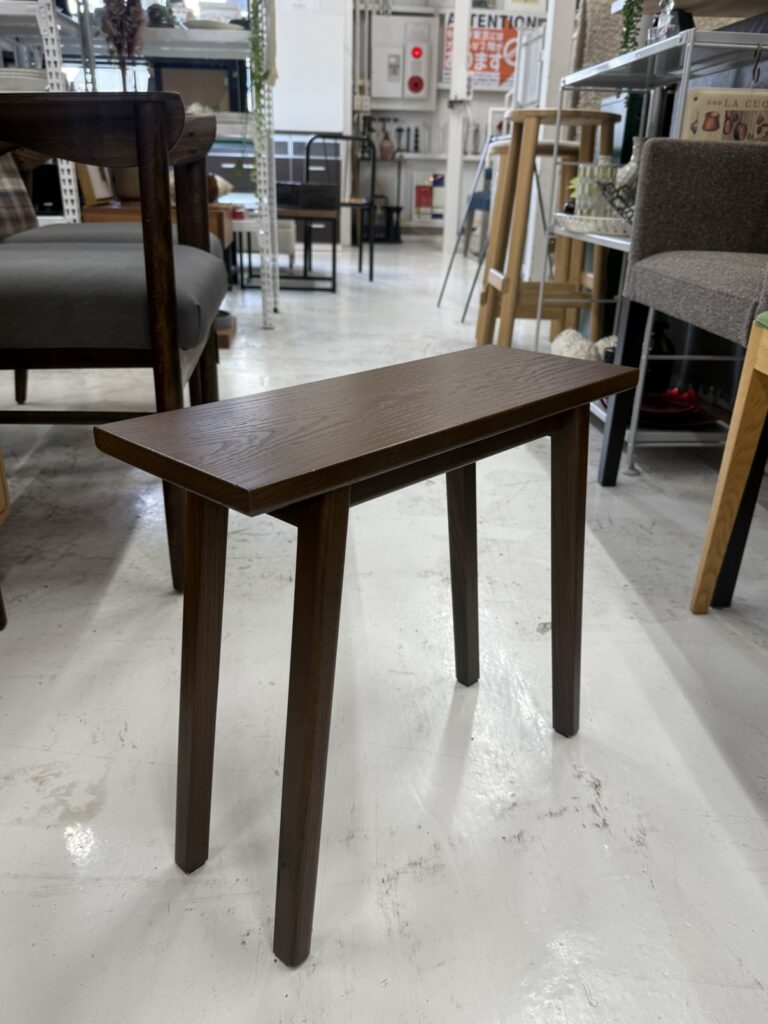 Takumi Kohgei（匠工芸）PLAINスツール　スツール。無垢材の座面と滑らかな木目、ミニマルなフォルムと堅牢なボックス構造が特徴の省スペース設計スツール