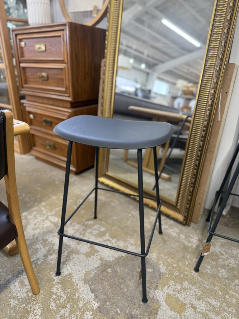 Muuto(ムート) Fiber Counter Stool(ファイバー カウンタースツール) カウンタースツール。再生プラスチックと木質繊維を使用した一体成形のシェルと、すっきりとした脚部を組み合わせた、北欧らしいシンプルなデザインの全体が写る一枚。