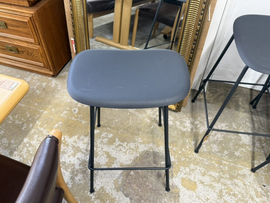 Muuto(ムート) Fiber Counter Stool(ファイバー カウンタースツール) カウンタースツール。再生プラスチックと木質繊維を使用した一体成形のシェルと、すっきりとした脚部を組み合わせた、北欧らしいシンプルなデザインの全体が写る一枚。