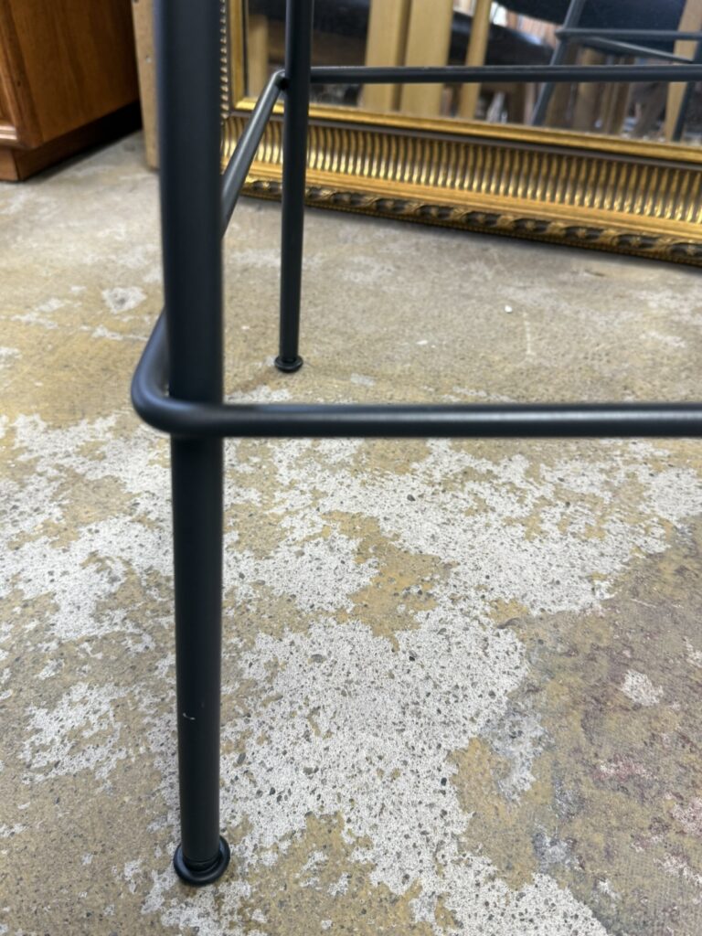Muuto(ムート) Fiber Counter Stool(ファイバー カウンタースツール) カウンタースツール。ブラックスチール脚にフォーカスし、細身で軽やかなフォルムとマットな質感がシェルのデザインを引き立てる一枚。