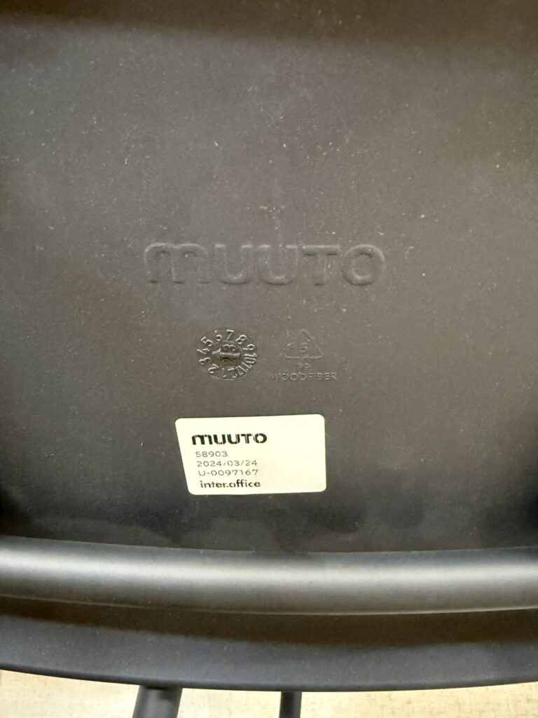 Muuto(ムート) Fiber Counter Stool(ファイバー カウンタースツール) カウンタースツール。座面裏のMuutoロゴ刻印にフォーカスしたディテールで、再生プラスチックと木質繊維を使用したシェルの質感と、ブランドならではの丁寧な仕上げが伝わる一枚。