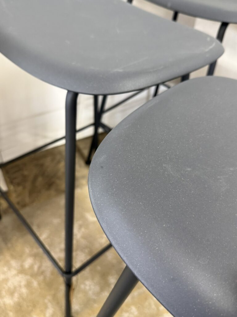 Muuto(ムート) Fiber Counter Stool(ファイバー カウンタースツール) カウンタースツール。WOODFIBER(ウッドファイバー)を配合したシェル素材の表情にフォーカスし、木質繊維が生み出す自然な風合いとマットな質感が伝わる一枚。
