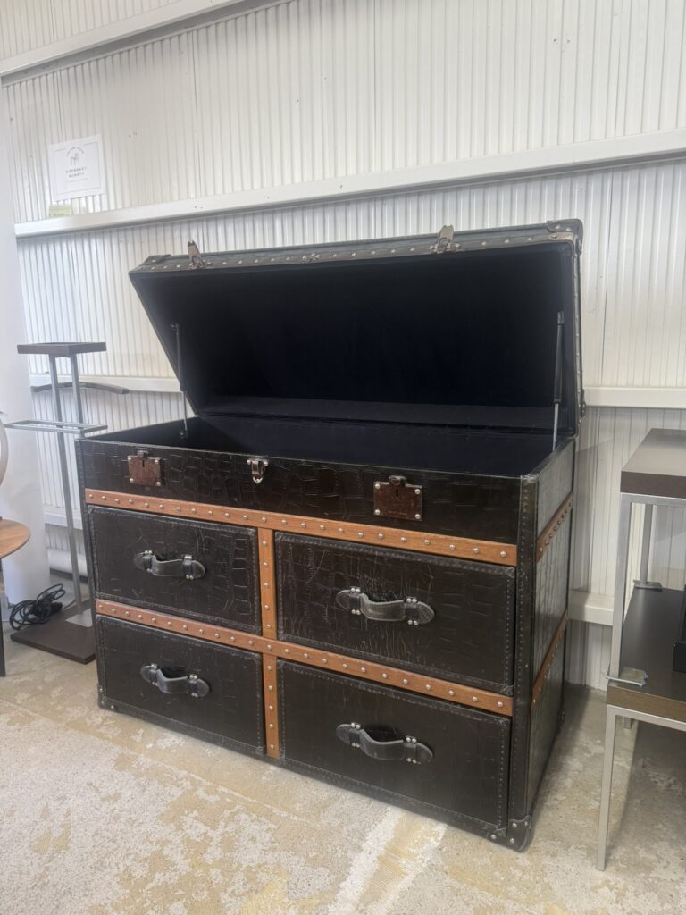 **HALO（ハロ） HALO ETON MEDIUM CHEST（イートン ミディアム チェスト） チェスト・収納家具。** 上段が開閉式の収納スペースになっており、小物や書類をすっきり整理できる実用的なデザイン。ヴィンテージ感のあるレザー張りが空間のアクセントになります。
