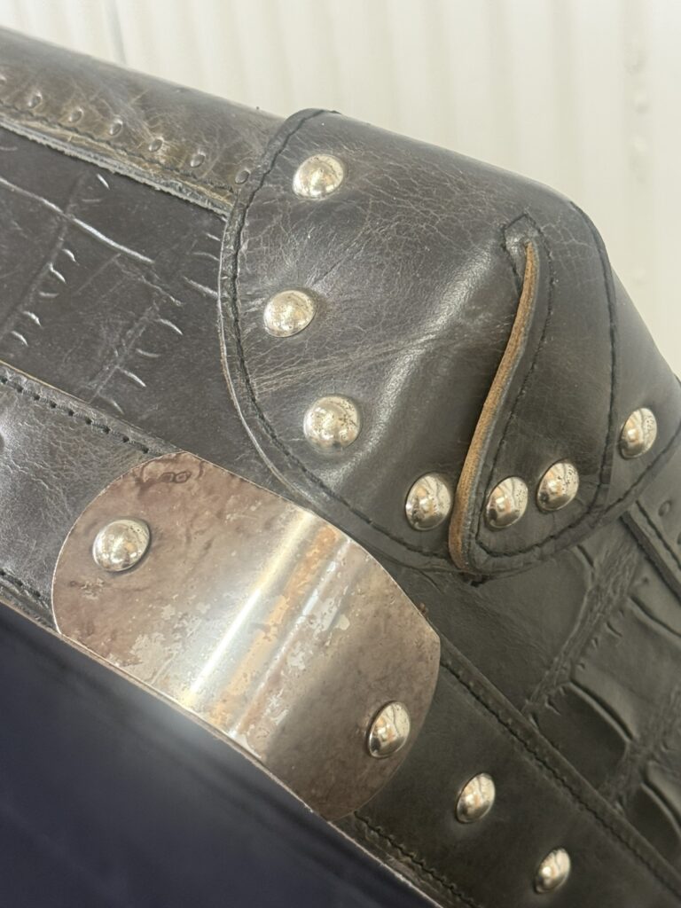 HALO（ハロ） HALO ETON MEDIUM CHEST（イートン ミディアム チェスト） チェスト・収納家具。 四隅に配したメタルキャップが角を保護し、レザー張りの重厚な外装にインダストリアルなアクセントを添えるデザイン