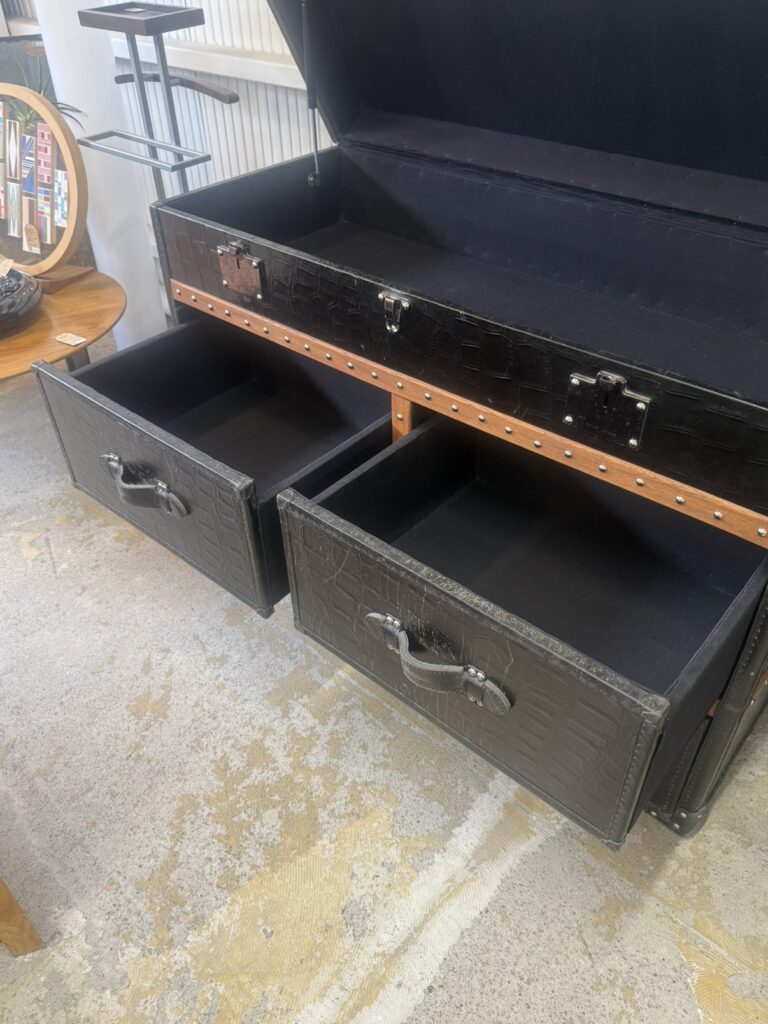HALO（ハロ） HALO ETON MEDIUM CHEST（イートン ミディアム チェスト） チェスト・収納家具。 内部は木目を生かしたナチュラルな仕上げで、レザー張りの重厚な外装とのコントラストが美しいデザイン。収納時も素材の質感を楽しめます。
