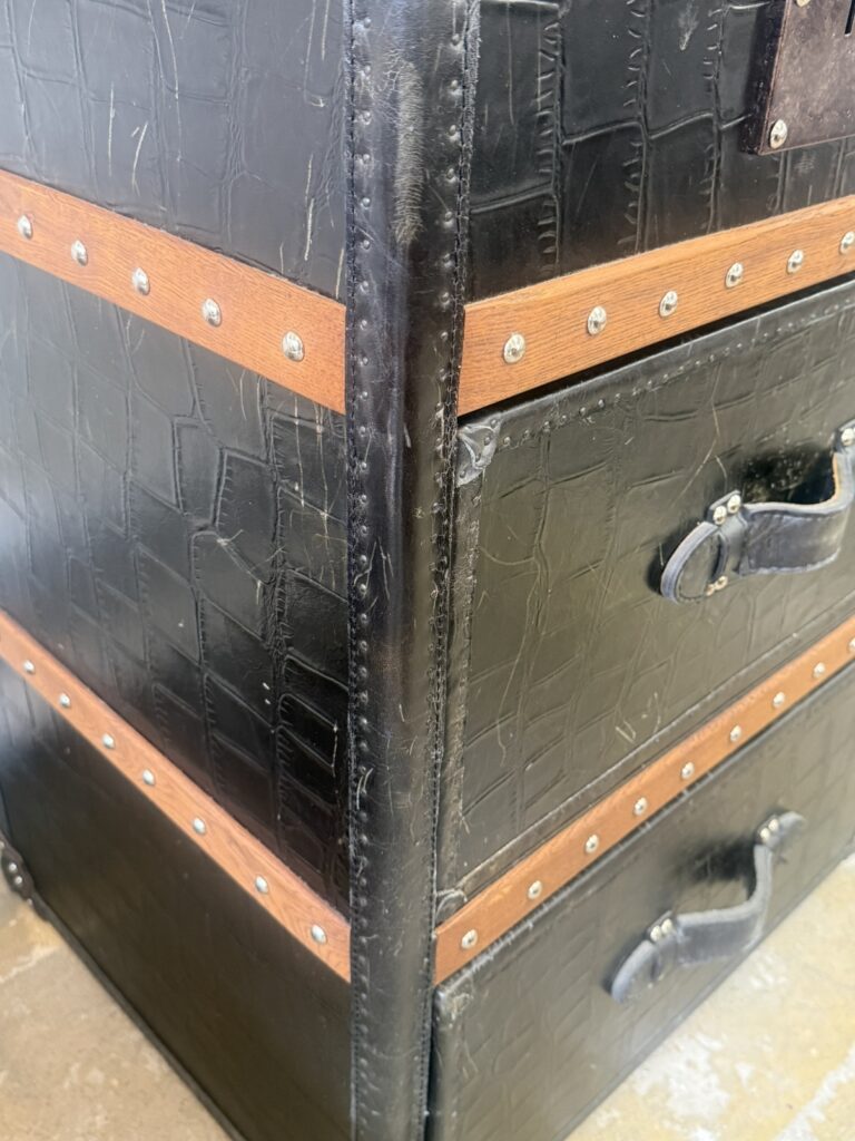 HALO（ハロ） HALO ETON MEDIUM CHEST（イートン ミディアム チェスト） チェスト・収納家具。 ヴィンテージ感のあるレザー張りと重厚な木製フレームを組み合わせたデザインで、収納力とインテリア性を兼ね備えたチェスト。