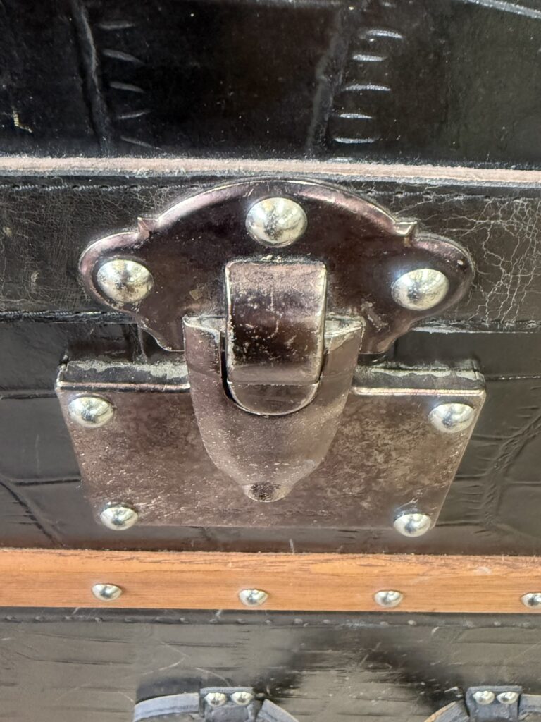 **HALO（ハロ） HALO ETON MEDIUM CHEST（イートン ミディアム チェスト） チェスト・収納家具。** アンティークシルバー仕上げの金具がレザー張りの外装に映え、ヴィンテージ感と重厚感を引き立てるアクセントになっています。
