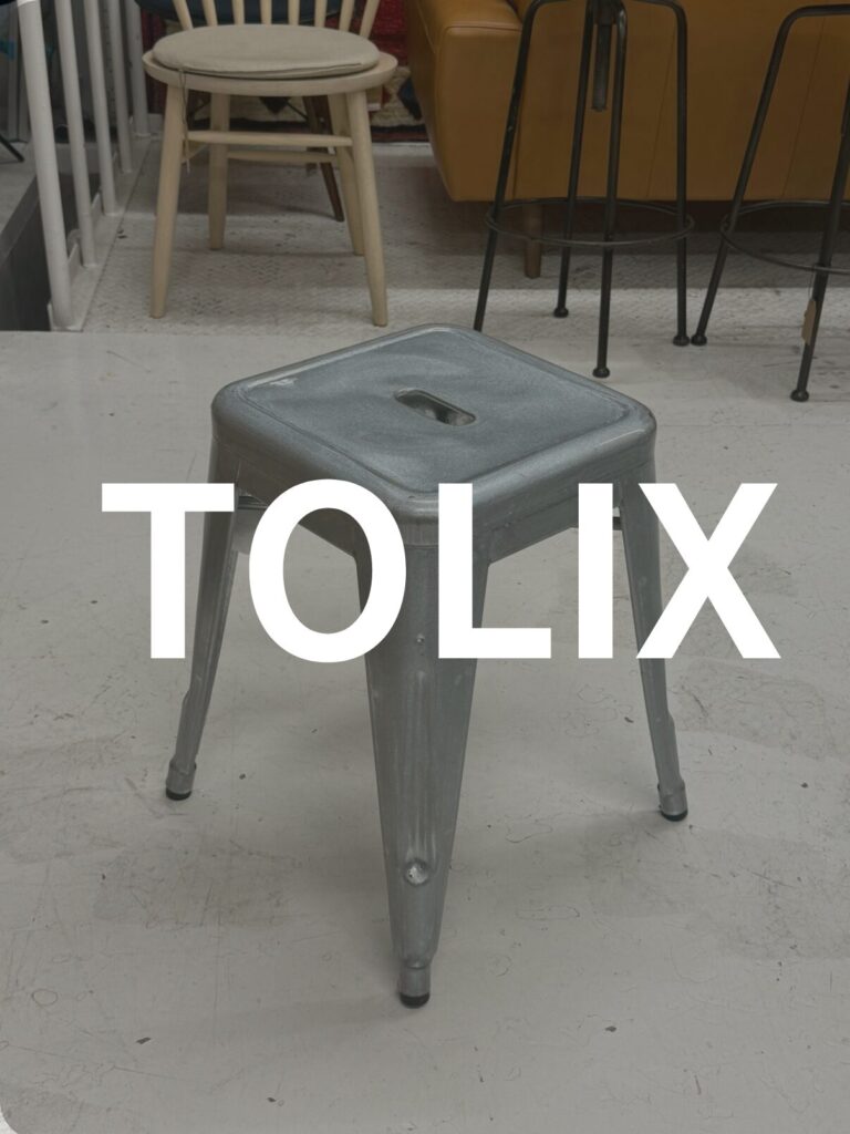 TOLIX(トリックス)H45 Stool 全体写真。スチール製の一体成形スツール全体を捉えた画像で、無駄のない直線と曲線が融合したインダストリアルデザインと、堅牢な金属フレーム構造が特長。