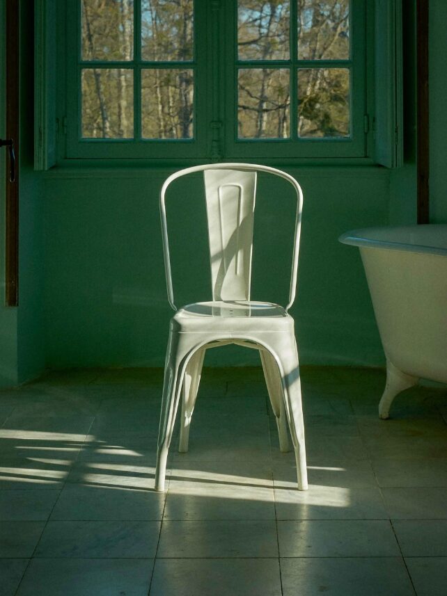 TOLIX(トリックス)A Chair 画像。スチール製一体成形の椅子で、曲線的な座面と背もたれ、無骨な金属質感が特長。