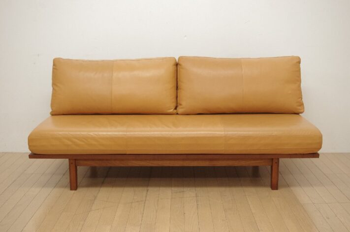 MASTERWAL（マスターウォール） RITZ Sofa（リッツ ソファ） 3人掛けソファ リビング用、ウォールナット無垢材フレームとキャメルカラーの本革張りが美しく、ゆったり座れるモダンデザインの3人掛けソファ
