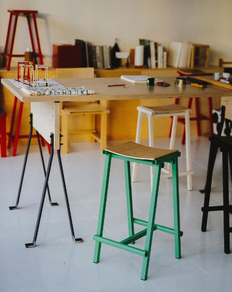 HAY(ヘイ)TABURETE 8 BAR STOOL LOW H66 カウンタースツール アルミニウムとスチール構造によるミニマルで直線的なインダストリアルデザイン