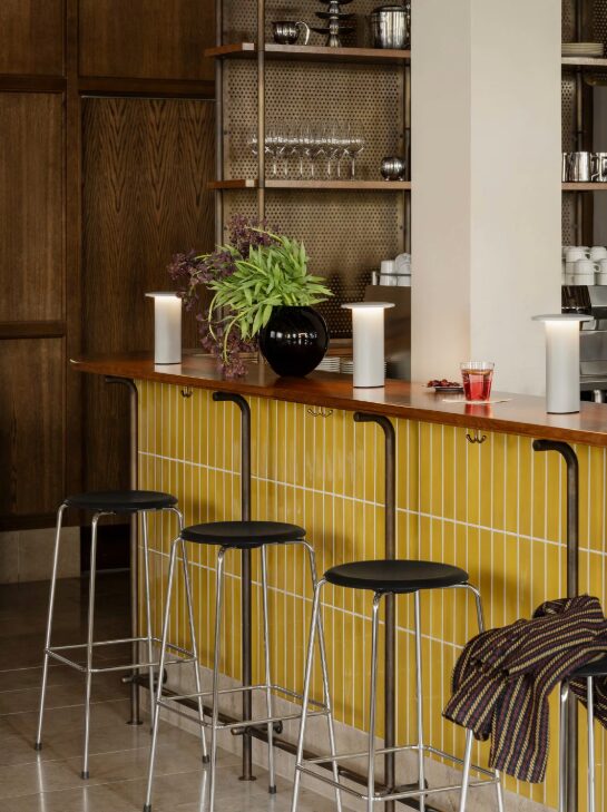 Fritz Hansen ドットスツール
アルネ・ヤコブセンが手掛けた1970年代のスツール。
レザーのボタン留めが象徴的で、静かな存在感とクラシック性を両立。
