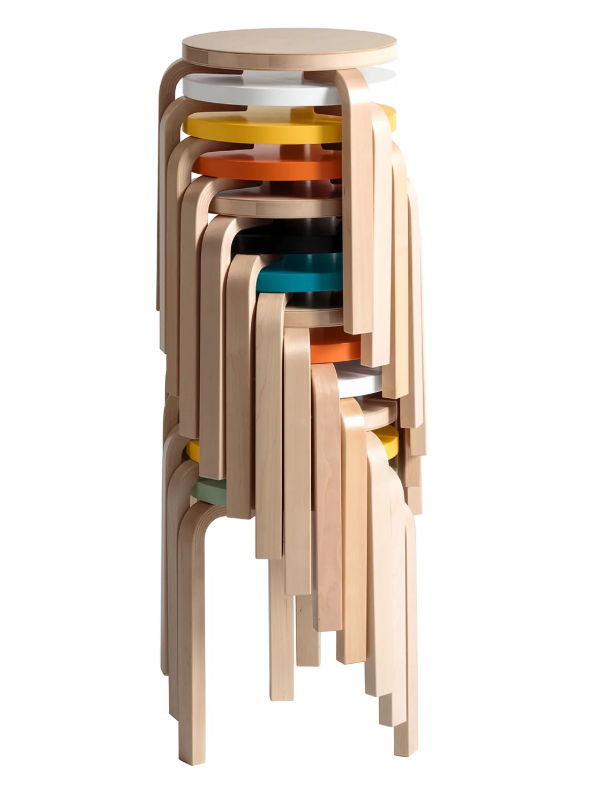 Artek(アルテック)スツール 60 座面と三本の脚という最小限の要素で形作られていて円形の座面の裏に直接脚を取り付けるとてもシンプルな構造