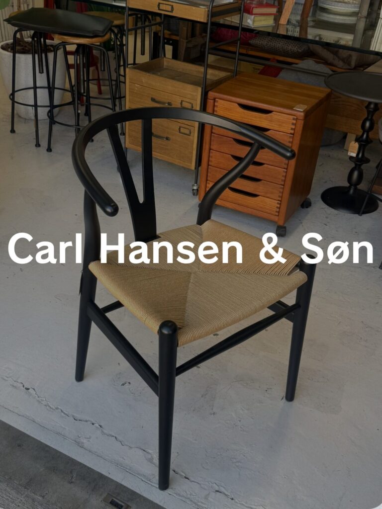 **Carl Hansen & Søn（カールハンセン&サン） CH24 Yチェア ダイニングチェア。** 美しい曲線で構成された背もたれとアーム、軽やかな4本脚が調和した全体フォルム。ペーパーコード座面と木製フレームが映える北欧デザインの名作チェアです。