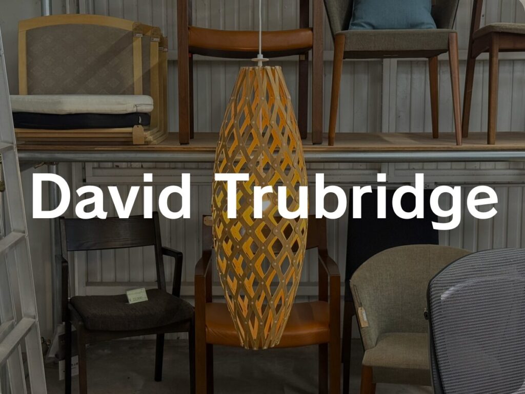 David Trubridge(デビッド・トゥルブリッジ)HINAKI(ヒナキ)900ペンダントライト。伝統的な魚籠(ひび)から着想を得た竹素材の繊細な編み目が、柔らかな光と美しい陰影を生む照明。