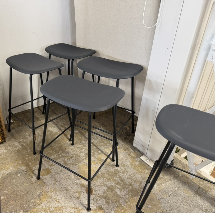 Muuto(ムート) Fiber Counter Stool(ファイバー カウンタースツール) カウンタースツール。再生プラスチックと木質繊維を使用した一体成形のシェルと、すっきりとした脚部を組み合わせた、北欧らしいシンプルなデザインの全体が写る一枚。