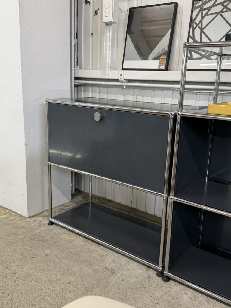 USM Haller（USMハラー）1列2段シェルフ 収納家具｜扉付き収納と開放的なオープンシェルフを組み合わせた機能的なモジュラー構造