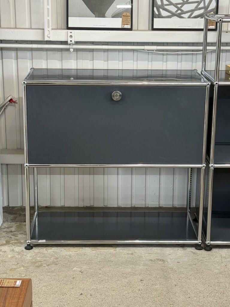 USM Haller（USMハラー）1列2段ドロップダウンドア＋オープンシェルフ 収納家具｜アントラサイトのスチールパネルと開閉扉を備えた機能的な構成