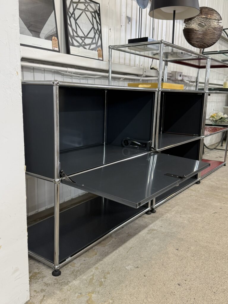 USM Haller（ユーエスエム ハラー） シェルフ3台 ディスプレイ用  
構成の違いが収納・ディスプレイ・アクセントの役割を分担し、色と高さの対比が空間にリズムを生む。