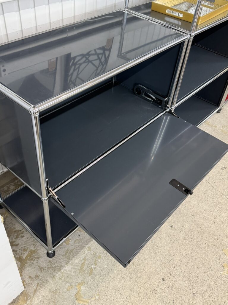 USM Haller（USMハラー）1列2段ドロップダウンドア＋オープンシェルフ 収納家具｜前面扉付きボックス構造と開放的なスチール棚を組み合わせたデザイン