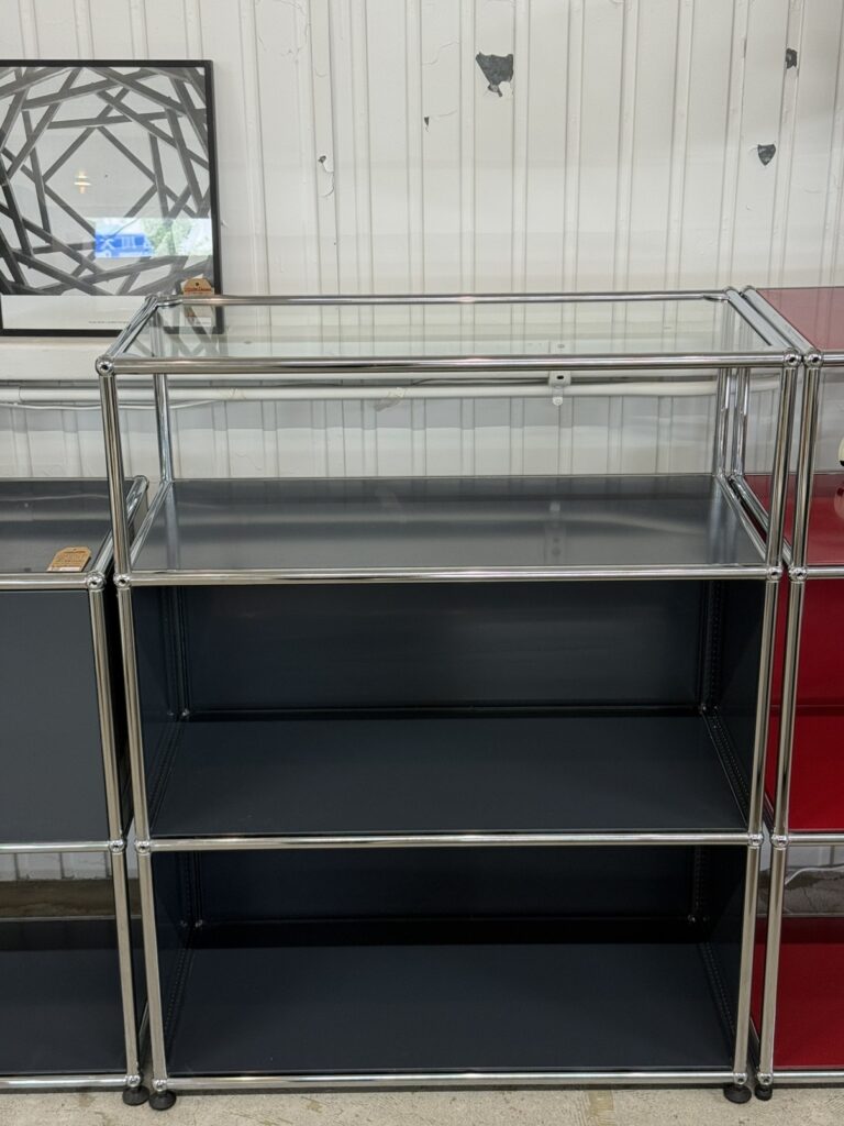 USM Haller（ユーエスエム ハラー） 1列3段ガラス天板シェルフ ディスプレイ用  
透明ガラス天板が光を反射し、直線フレームが縦のラインを強調する軽やかな収納棚。