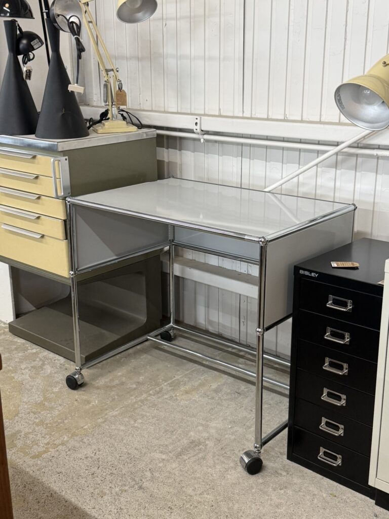 USM Modular Furniture（ユーエスエム モジュラーファニチャー） USM Haller（USMハラー） サイドボード ピュアホワイトのスチールパネルとクロームメッキフレームを組み合わせた、洗練されたモジュラーデザインの収納家具。
