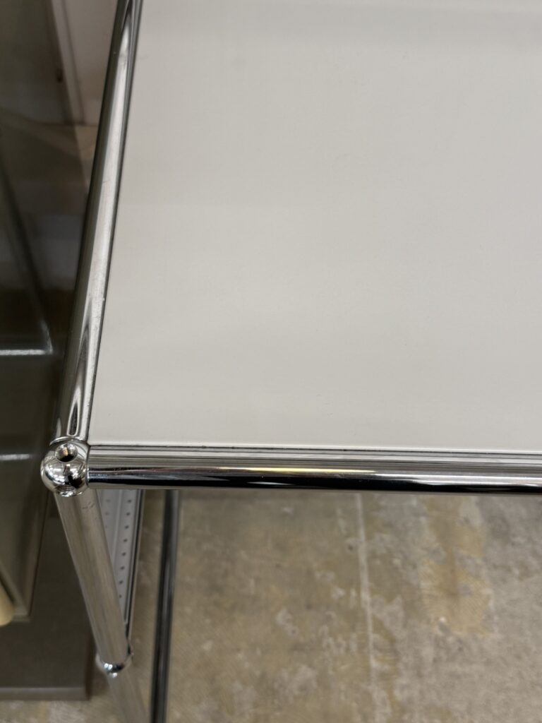 USM Modular Furniture（ユーエスエム モジュラーファニチャー） USM Haller（USMハラー） サイドボード ピュアホワイトのスチールパネルとクロームフレームを組み合わせ、光を反射するクロームが空間にシャープな印象を与える収納家具。