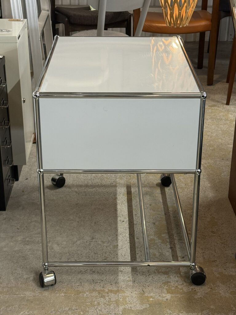 USM Modular Furniture（ユーエスエム モジュラーファニチャー） USM Haller（USMハラー） サイドボード ピュアホワイトのスチールパネルとクロームメッキフレームを組み合わせた、洗練されたモジュラーデザインの収納家具。