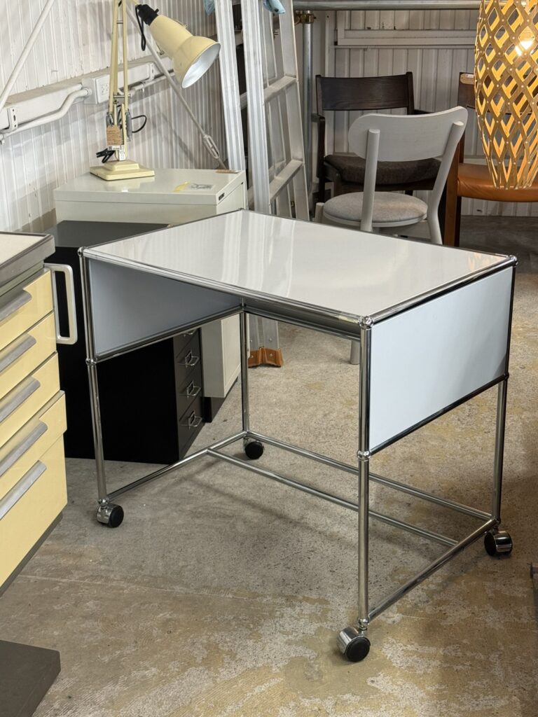 USM Modular Furniture（ユーエスエム モジュラーファニチャー） USM Haller（USMハラー） サイドボード ピュアホワイトのスチールパネルとクロームメッキフレームを組み合わせた、洗練されたモジュラーデザインの収納家具。