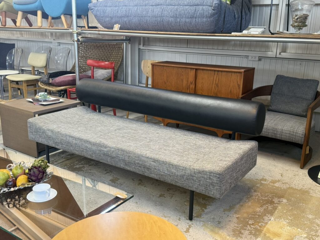 IDÉE（イデー） DIVANCO SOFA Round（ディヴァンコ ソファ ラウンド） リビング用ソファ。丸みのあるラウンド形状とゆったりした座面が特長で、空間にやさしく調和するデザインです。