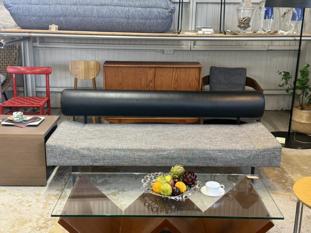 DIVANCO SOFA Round（ディヴァンコ ソファ ラウンド） リビング用ソファ。上質なファブリックの風合いと円柱型バックレスト、ブラックの背もたれが造形を引き締めるデザインです。