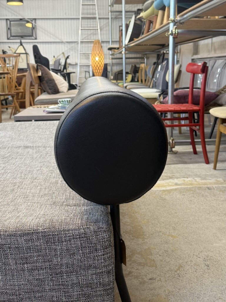 IDÉE（イデー） DIVANCO SOFA Round（ディヴァンコ ソファ ラウンド） リビング用ソファ。円柱型バックレストとブラックの背もたれが造形を引き締め、洗練された印象を演出するデザインです。