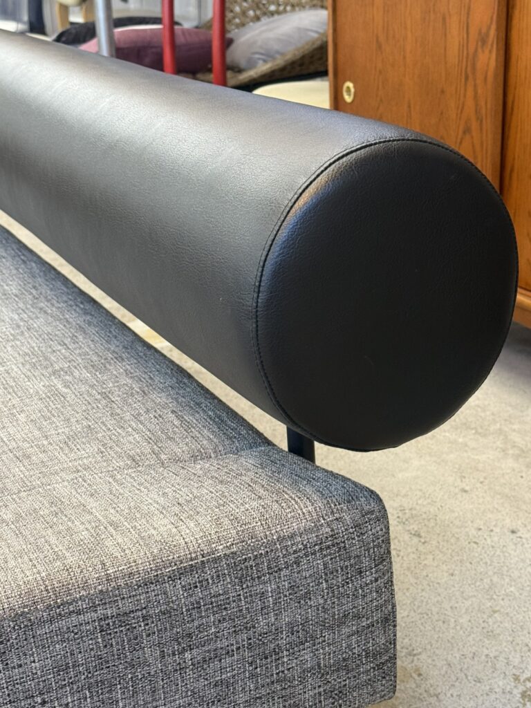 IDÉE（イデー） DIVANCO SOFA Round（ディヴァンコ ソファ ラウンド） リビング用ソファ。円柱型バックレストが印象的で、ゆったりとした座面が快適なくつろぎを提供するデザインです。