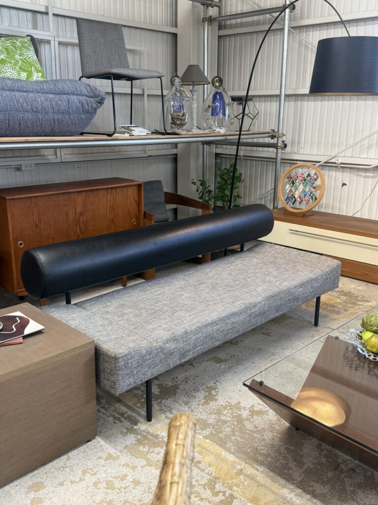DIVANCO SOFA Round（ディヴァンコ ソファ ラウンド） 3人掛けソファ。ゆとりある横幅と円柱型バックレスト、ブラックの背もたれが調和し、安定感のある美しいプロポーションを実現しています。