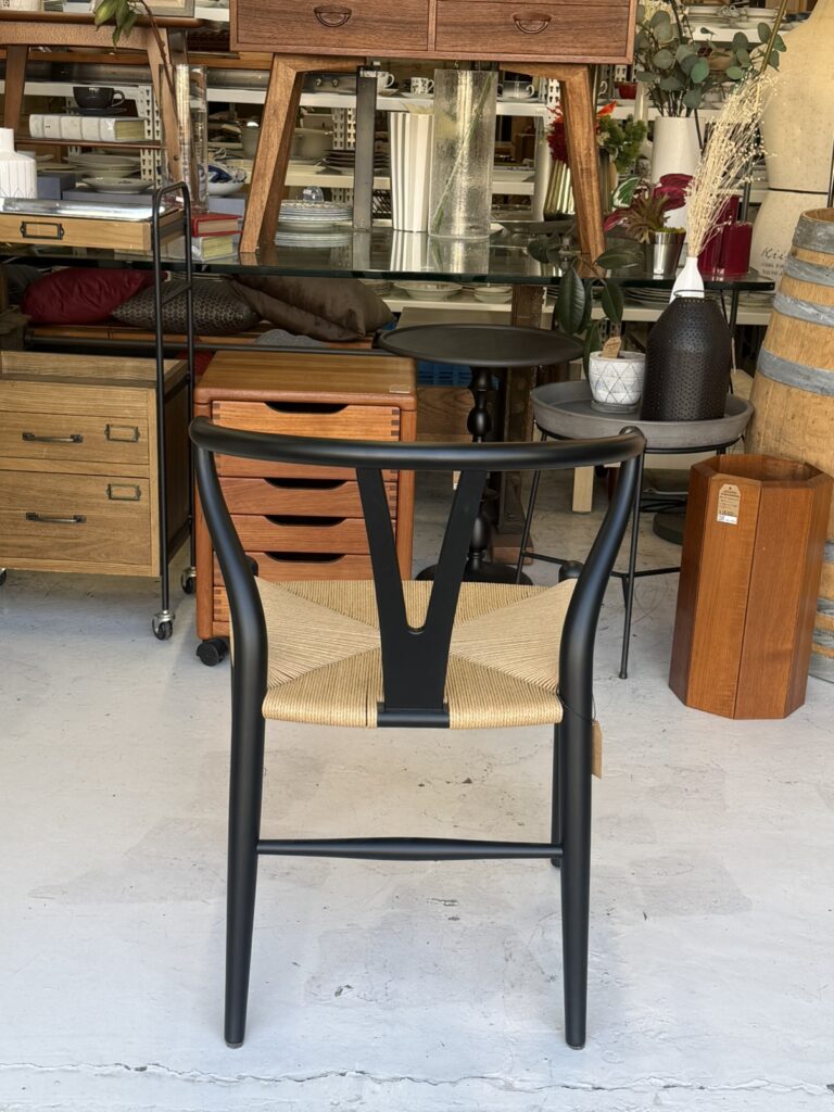 **Carl Hansen & Søn（カールハンセン&サン） CH24 Yチェア ダイニングチェア。** ペーパーコード座面と無垢材フレームを採用し、背もたれのY字形状が特徴。北欧らしい軽やかなデザインで、ダイニングやリビングに調和します。

