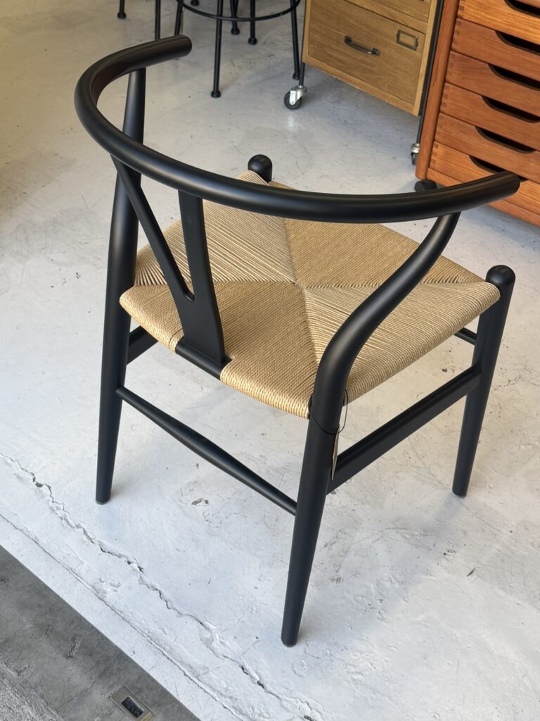 **Carl Hansen & Søn（カールハンセン&サン） CH24 Yチェア ダイニングチェア。** 背もたれからアームへと続く滑らかな曲線が、美しいフォルムを形成。身体を包み込むような優雅なデザインと、木の温もりが調和する北欧家具の名作です。
