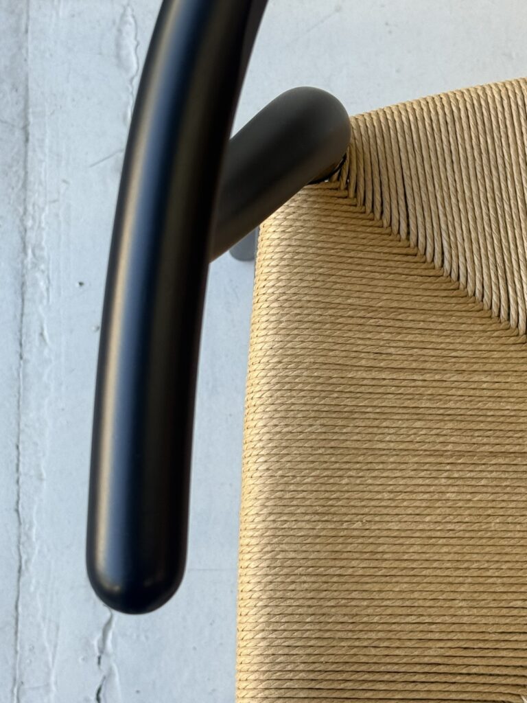 **Carl Hansen & Søn（カールハンセン&サン） CH24 Yチェア ダイニングチェア。** 新品のペーパーコード座面は明るい生成り色ですが、使い込むほど少しずつ飴色へと変化し、経年変化ならではの豊かな風合いを楽しめる北欧の名作チェアです。

