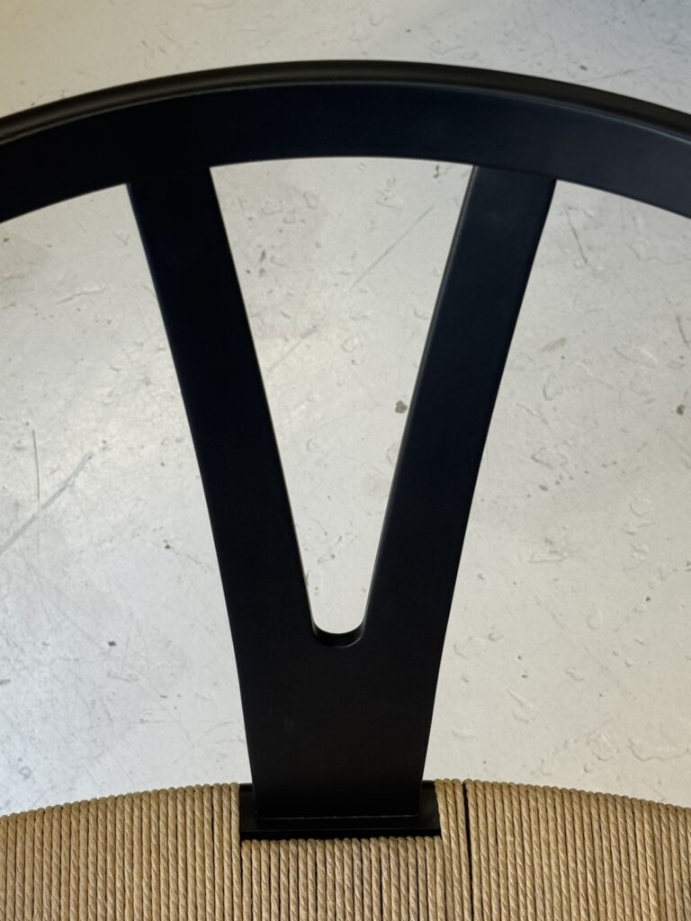 **Carl Hansen & Søn（カールハンセン&サン） CH24 Yチェア ダイニングチェア。** 背板の中心にある支柱がアルファベットの「Y」に見えることから「Yチェア」の名で親しまれる名作。無垢材フレームとペーパーコード座面が北欧らしい温もりを演出します。
