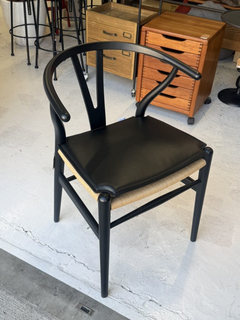 **Carl Hansen & Søn（カールハンセン&サン） CH24 Yチェア専用レザークッション。** 上質なレザーの質感と適度な厚みが、Yチェアの美しいフォルムを引き立てながら快適な座り心地を実現。